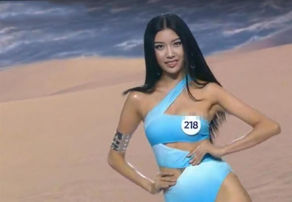 Á hậu Thúy Vân để lộ nội y khi trình diễn bikini ở bán kết Miss Universe Vietnam – Hoa hậu Hoàn vũ Việt Nam 2019. Khoảnh khắc này nhanh chóng lọt vào ống kính máy quay