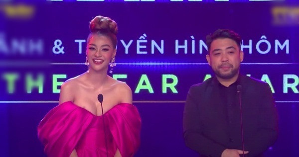 Trước đó cũng có rất nhiều người đẹp mất điểm vì những pha lộ hàng, lên đồ thiếu tinh tế trên sóng truyền hình. Khi tham gia lễ trao giải Ngôi Sao Xanh cách đây vài tháng, Á hậu Kiều Loan khoe vòng 1 "khủng" như trực trào ra khỏi váy khiến khán giả nhức mắt.