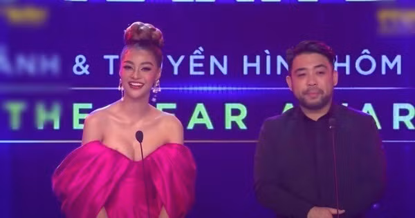 Trước đó cũng có rất nhiều người đẹp mất điểm vì những pha lộ hàng, lên đồ thiếu tinh tế trên sóng truyền hình. Khi tham gia lễ trao giải Ngôi Sao Xanh cách đây vài tháng, Á hậu Kiều Loan khoe vòng 1 "khủng" như trực trào ra khỏi váy khiến khán giả nhức mắt.