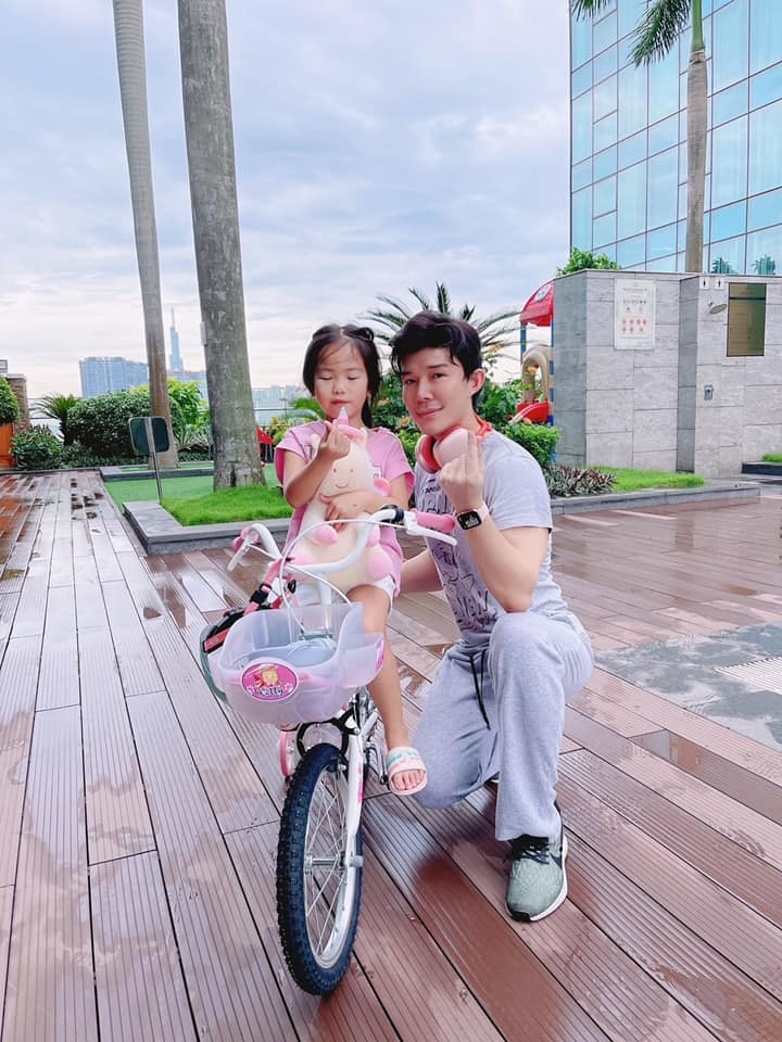 Nathan Lee dẫn cháu đi chơi.