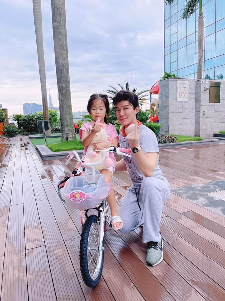 Nathan Lee dẫn cháu đi chơi.