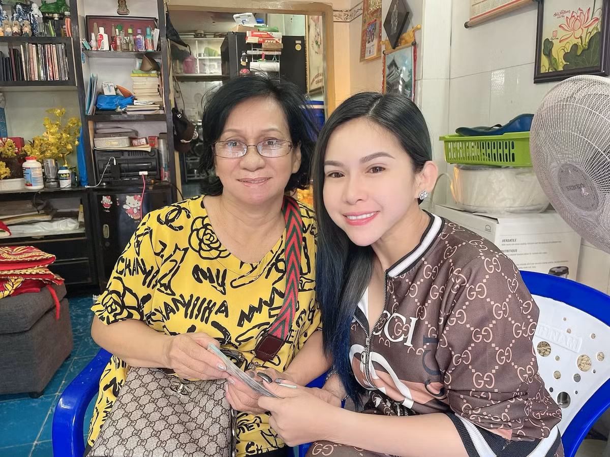 Bình Tinh nhờ NSƯT Ngọc Khanh trao 25 phong bao lì xì cho các nghệ sĩ lớn tuổi có hoàn cảnh khó khăn ở TP. Long Xuyên, An Giang.