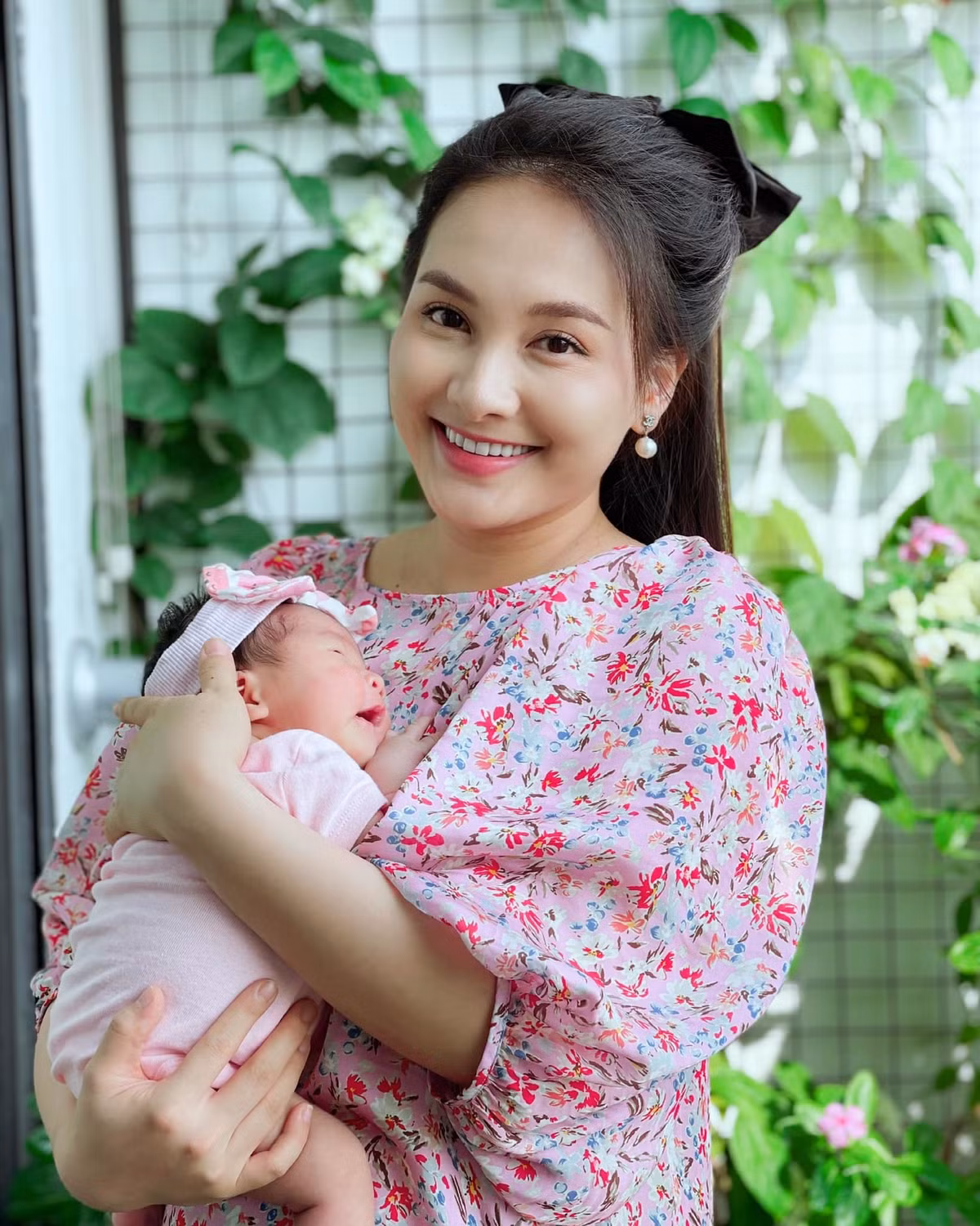 Từ ngày mang bầu và sinh con, Bảo Thanh rất chuộng đeo nơ trẻ trung và những bộ váy hoa điệu đà. Nữ diễn viên luôn truyền đi năng lượng tích cực trên trang cá nhân, lan toả niềm hạnh phúc to lớn.