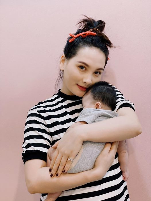 Bảo Thanh rất hay chia sẻ hình ảnh con gái. Cô nói rằng mình đang ôm hạnh phúc trong tay.