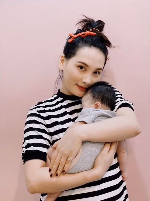 Bảo Thanh rất hay chia sẻ hình ảnh con gái. Cô nói rằng mình đang ôm hạnh phúc trong tay.