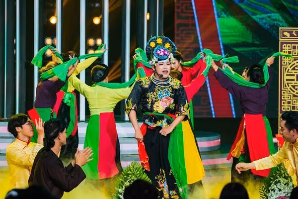 Cuối cùng là Phạm Việt Thắng - chàng trai trẻ đa tài và tràn đầy năng lượng. Lần xuất hiện cuối cùng trên sân khấu Gương mặt thân quen 2020, anh đem đến tiết mục hát chèo trong hình tượng NSƯT Xuân Hinh. Thái Sơn cũng gửi tới lời chia sẻ xúc động: “Lần quay trở lại này em muốn cho mọi người thấy dù bị loại nhưng em vẫn cố gắng thật giỏi”.