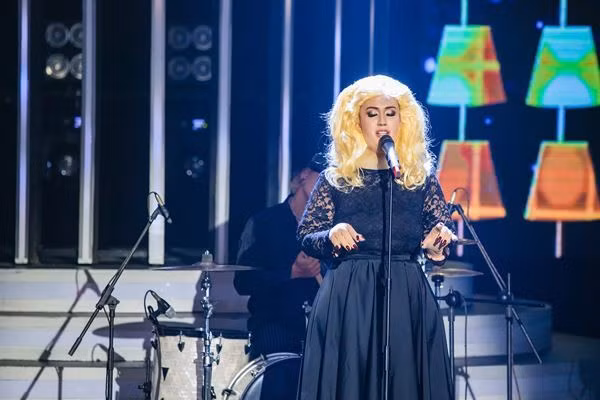 Giám khảo Mỹ Linh ngạc nhiên trước sự lột xác của Lynk Lee khi hóa thân thành Adele. Mất nhiều thời gian để hóa trang thành nhân vật nhưng Lynk Lee vẫn thể hiện sự quyết tâm trong phần thi của mình. Nữ ca sĩ gây bất ngờ với giọng hát nội lực trong liên khúc "Someone like you" và "Rolling in the deep", dành giải đồng Gương mặt thân quen 2020.