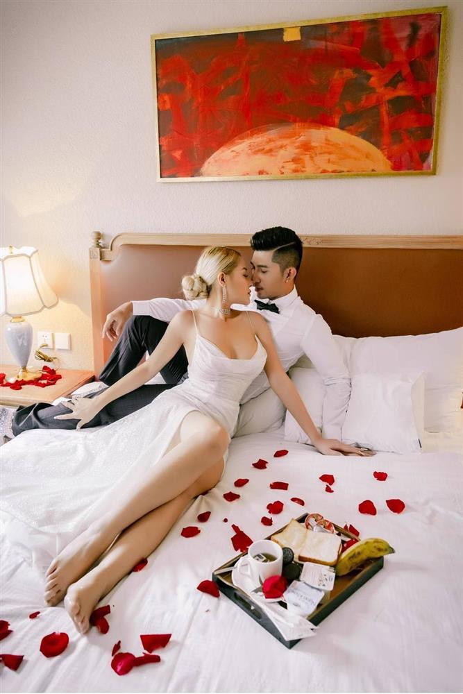 Bức ảnh hiếm hoi cả hai ở trên giường mà mặc quần áo kín đáo và sang trọng.