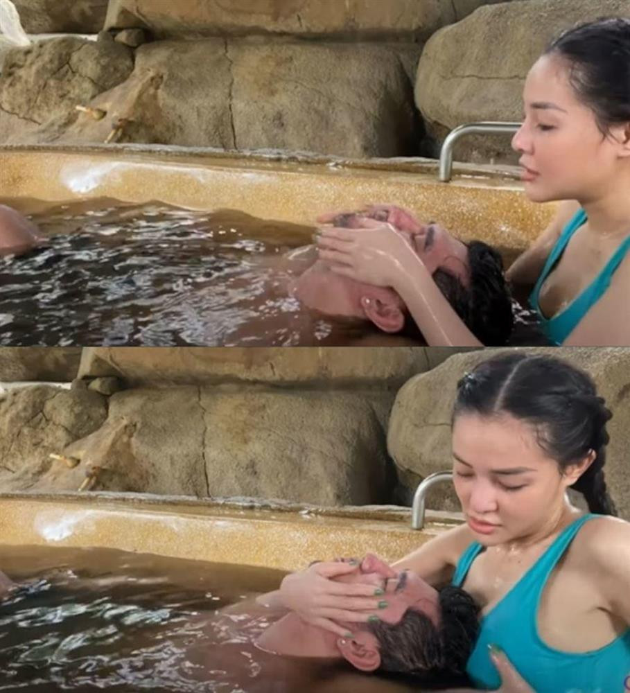 Khi tắm chung bồn, Ngân 98 còn dí đầu người tình vào vòng 1 gây nhức nhối.