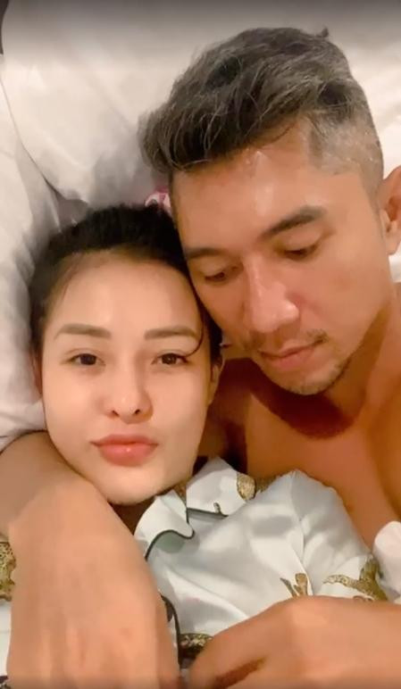 br/> Lương Bằng Quang còn chỉnh áo, cởi nút cho Ngân 98.