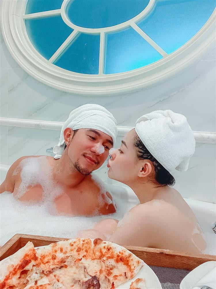 Ngân 98 - Lương Bằng Quang được xem là "cặp đôi táo bạo" của showbiz Việt.