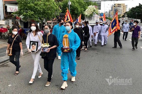 Tang le dien vien Duc Long lang le giua mua dich