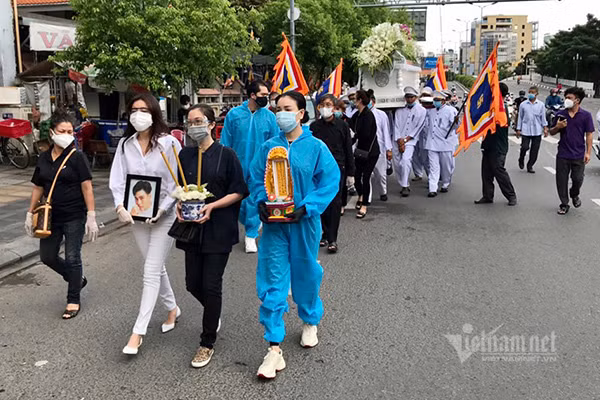 Tang le dien vien Duc Long lang le giua mua dich