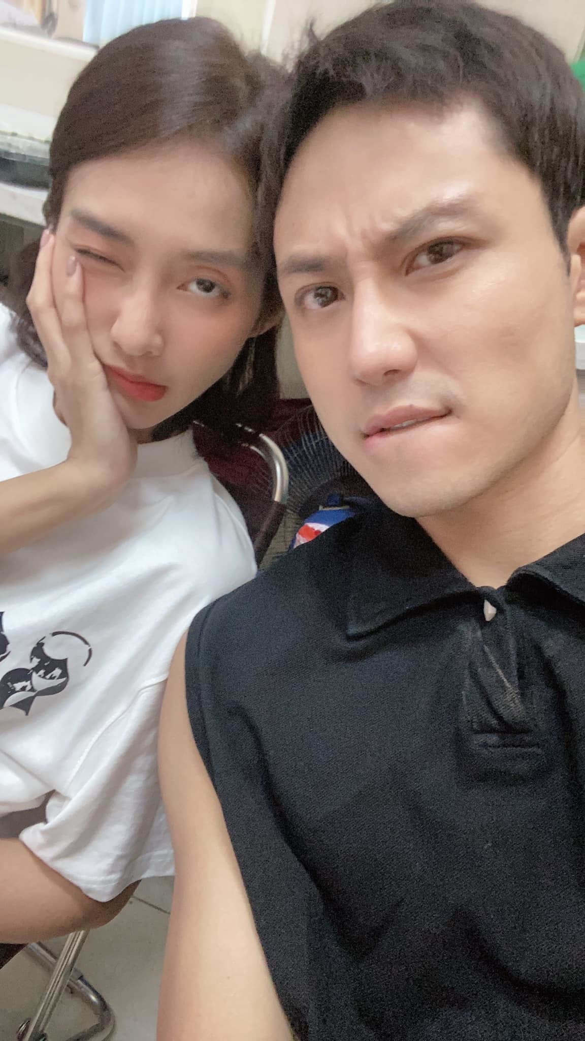 Thanh Sơn chia sẻ ảnh selfie với Khả Ngân tối 15/9 với chú thích "Phiền phức" nhận rất nhiều tương tác của bạn bè và người hâm mộ.