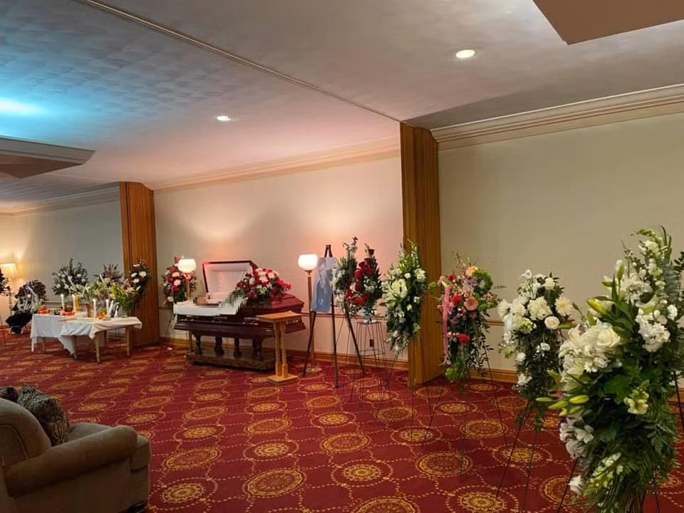 Thi hài cố ca sĩ Vân Quang Long trong nhà quàn.