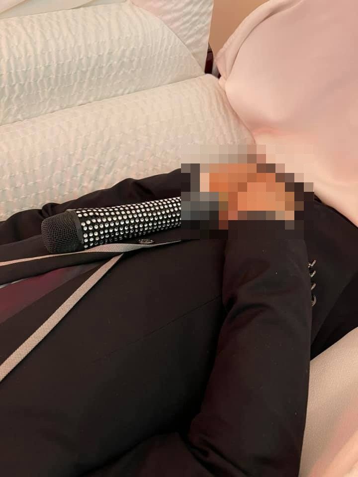 hiếc micro được đặt cạnh thi hài cố ca sĩ khi nhập quan.