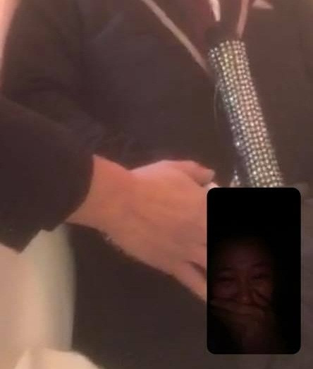 "Ông trời ơi, tại sao? Anh còn sống còn che chở em, anh mới nằm xuống không còn ai che chở mẹ con em nữa rồi. Từ đây về sau không còn ai ở phía sau để che chở hay bảo vệ mẹ con em nữa", cô viết kèm hình ảnh facetime trên mạng xã hội.