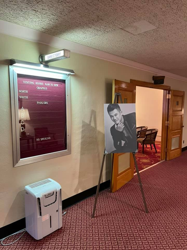 Nhìn ngắm thi hài chồng trong linh cữu, cô bật khóc nghẹn ngào.