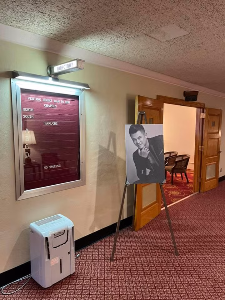 Nhìn ngắm thi hài chồng trong linh cữu, cô bật khóc nghẹn ngào.