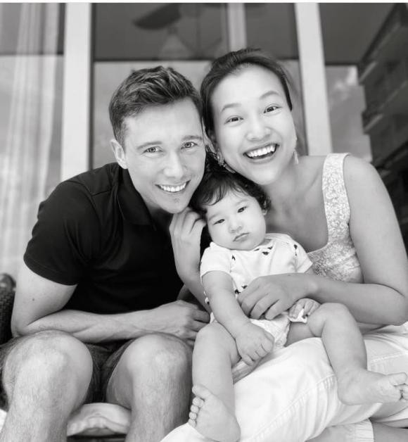 MC Hoàng Oanh đăng ảnh hạnh phúc bên chồng Tây và con trai.
