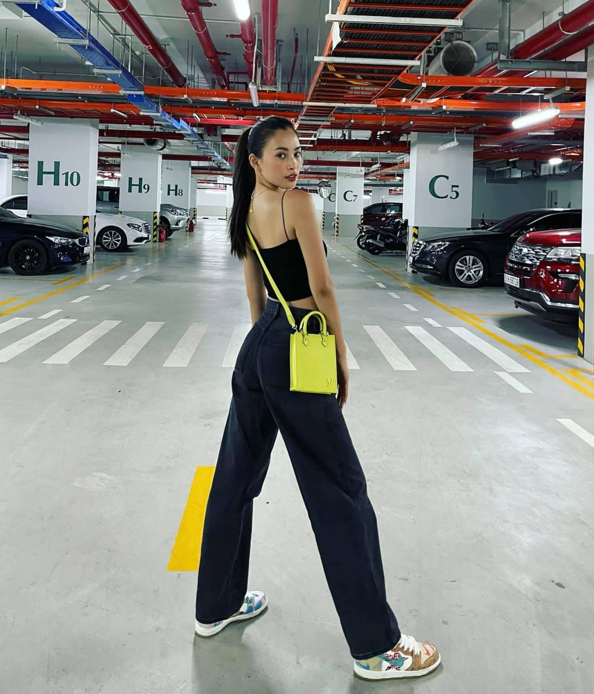 Tiểu Vy diện đồ trẻ trung đi chơi: "Em là cô gái mang túi vàng, đi lang thang không biết khi nào mới có chàng".