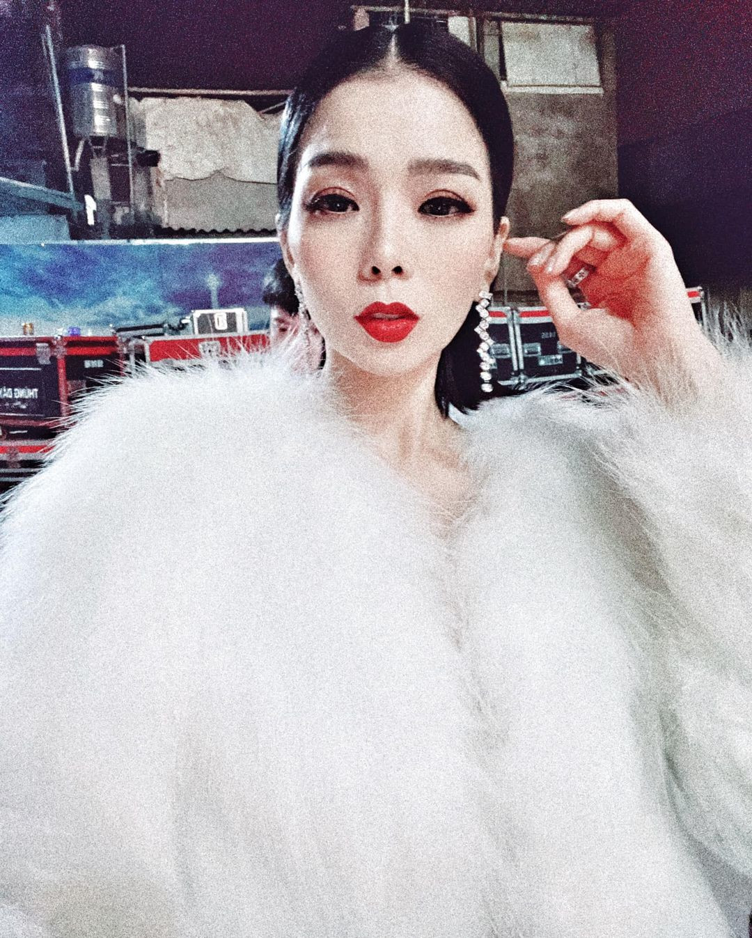 "Mùa đông Hà Nội không giống bất kỳ nơi nào. Cũng như em, không giống bất kỳ ai", Lệ Quyên tâm trạng.