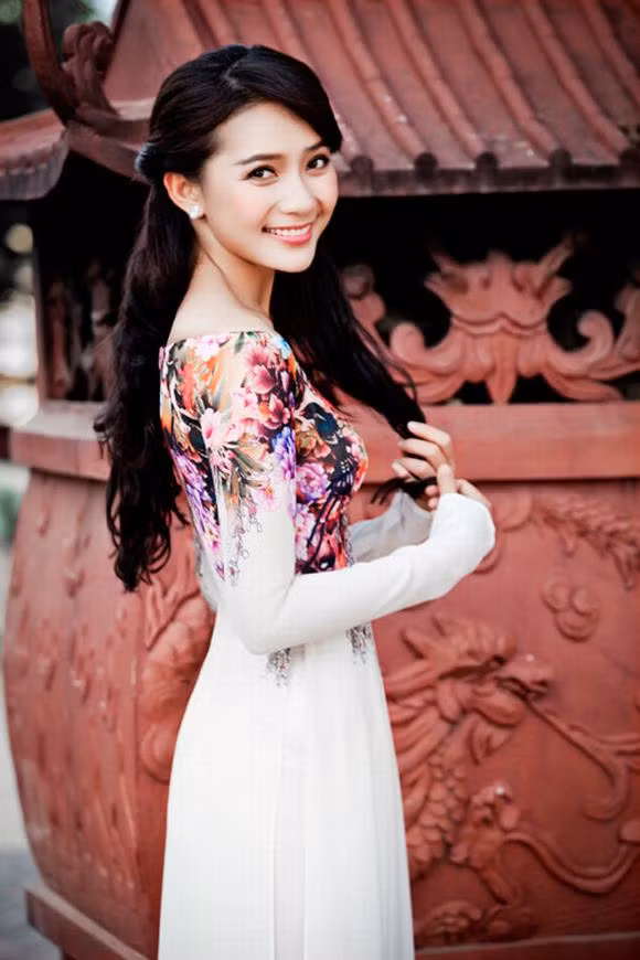 Trước kia, cô sở hữu số đo 3 vòng chuẩn chỉnh cùng đường cong nuột nà. "Gà cưng" Vũ Khắc Tiệp khoác lên mình bộ áo dài trắng khoe vẻ đẹp trong veo hút hồn người đối diện thay vì diện mạo đằm thắm như hiện tại.