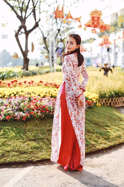 Bộ ảnh áo dài này cũng từng được người đẹp thực hiện trong dịp đầu xuân.