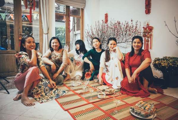 Dù vóc dáng không mấy thon thả sau khi sinh con nhưng cô vẫn tự tin lựa chọn gam màu sáng. Thiết kế áo dài dáng suông nên giúp cô giấu nhẹm đường cong hình thể đẫy đà.