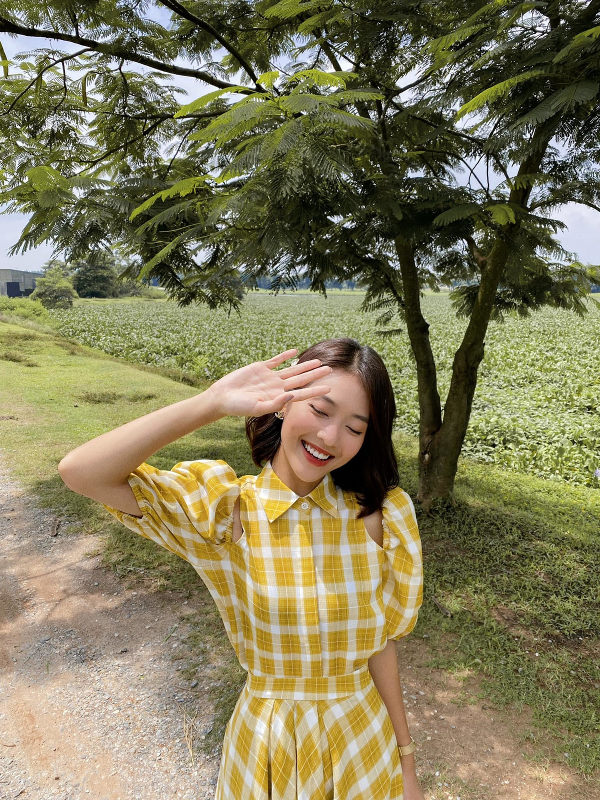 11 tháng 5 ngày là dự án phim ngoài Bắc đầu tiên mà Khả Ngân tham gia. Thời gian đầu khi ra Hà Nội đóng phim, môi trường sống và khí hậu thay đổi, cùng với những áp lực nhập vai Tuệ Nhi đã khiến Khả Ngân bị suy nhược cơ thể. Nữ diễn viên khẳng định, khán giả thấy mình gầy không phải vì cô giảm cân cho đẹp mà do bị sụt cân quá nhanh.