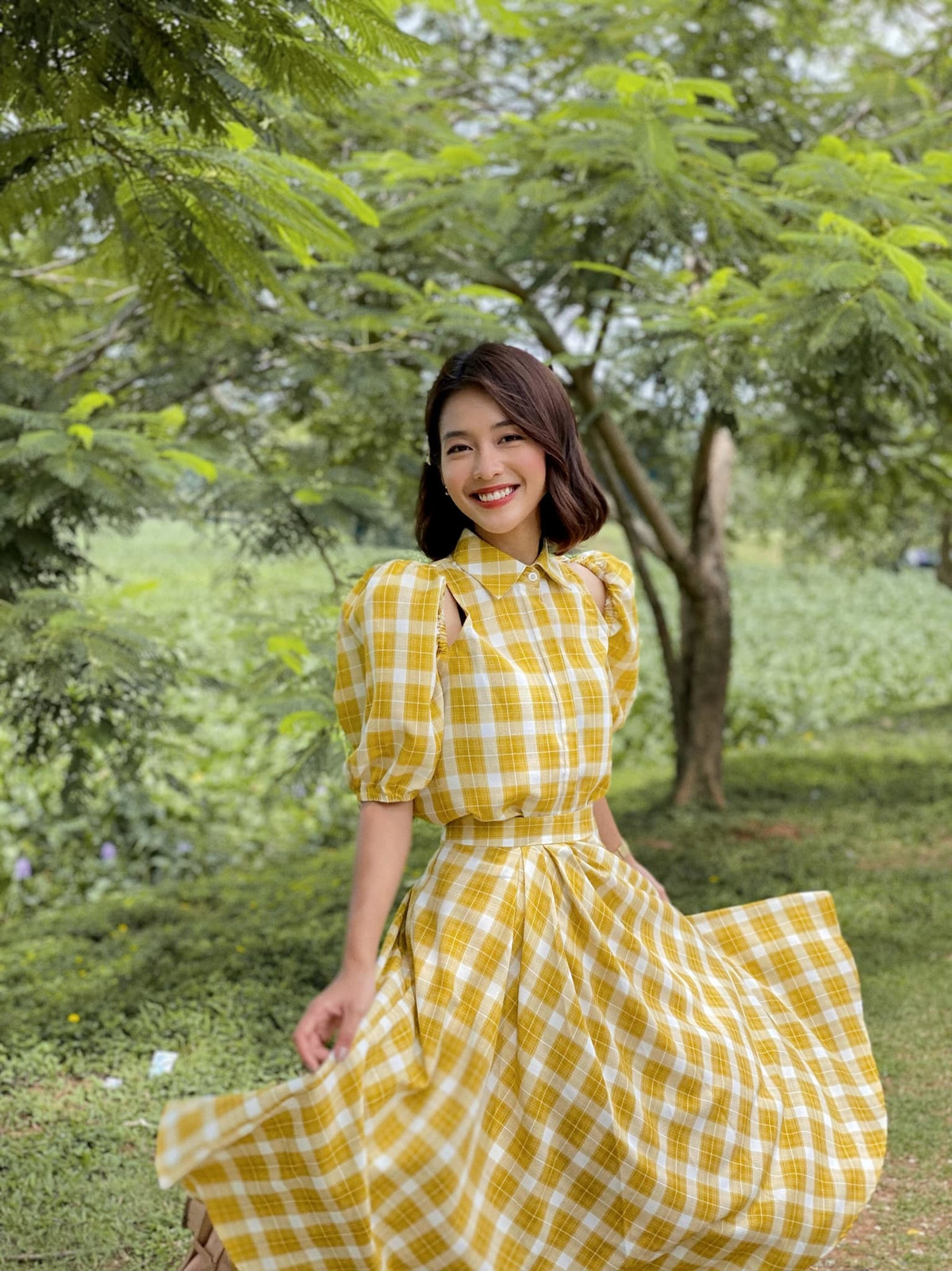 Để hóa thân thành Tuệ Nhi, Khả Ngân đã làm mới mình bằng việc cắt đi mái tóc dài thường thấy. Đặc biệt, trang phục trong phim được Khả Ngân chủ động chuẩn bị đã khắc họa rõ nét hình ảnh của một cô tiểu thư xinh đẹp, cá tính. Những bộ trang phục mà nữ diễn viên mặc được khán giả quan tâm sau mỗi tập phim phát sóng.