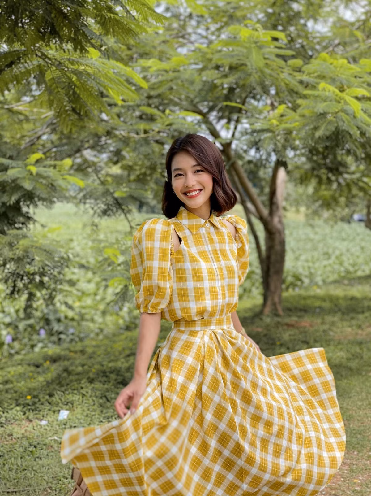 Để hóa thân thành Tuệ Nhi, Khả Ngân đã làm mới mình bằng việc cắt đi mái tóc dài thường thấy. Đặc biệt, trang phục trong phim được Khả Ngân chủ động chuẩn bị đã khắc họa rõ nét hình ảnh của một cô tiểu thư xinh đẹp, cá tính. Những bộ trang phục mà nữ diễn viên mặc được khán giả quan tâm sau mỗi tập phim phát sóng.