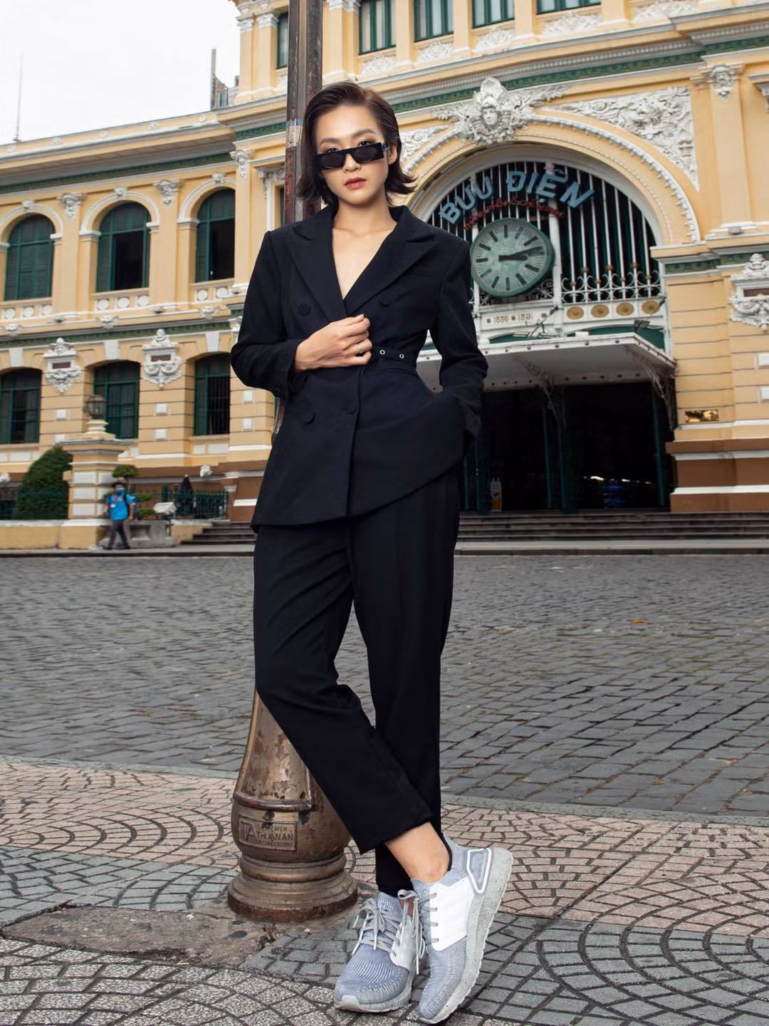 Xây dựng hình ảnh nữ tính, tiểu thư trên phim nhưng Khả Ngân vẫn có lúc vô cùng nổi bật với phong cách cá tính.