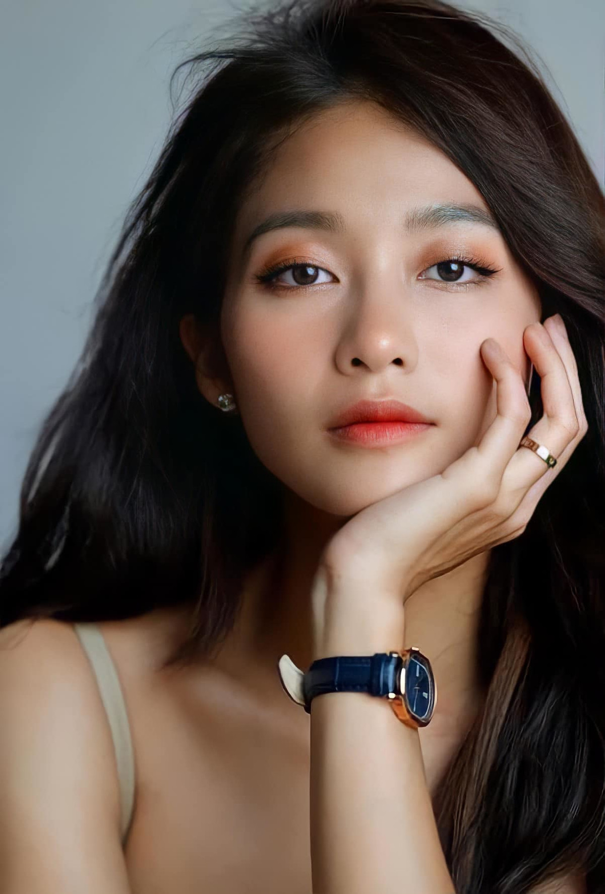 "Người chăm sóc tôi nhiều là anh Sơn, lúc nào cũng nhường tôi và tới cảnh của hai anh em thì để tôi được tự do diễn, sau đó anh sẽ diễn theo tôi. Điều đó làm tôi cảm động. Nó cho thấy anh Sơn rất hiểu và biết tôi hay suy nghĩ nhiều nên luôn ưu tiên tôi", Khả Ngân nói.