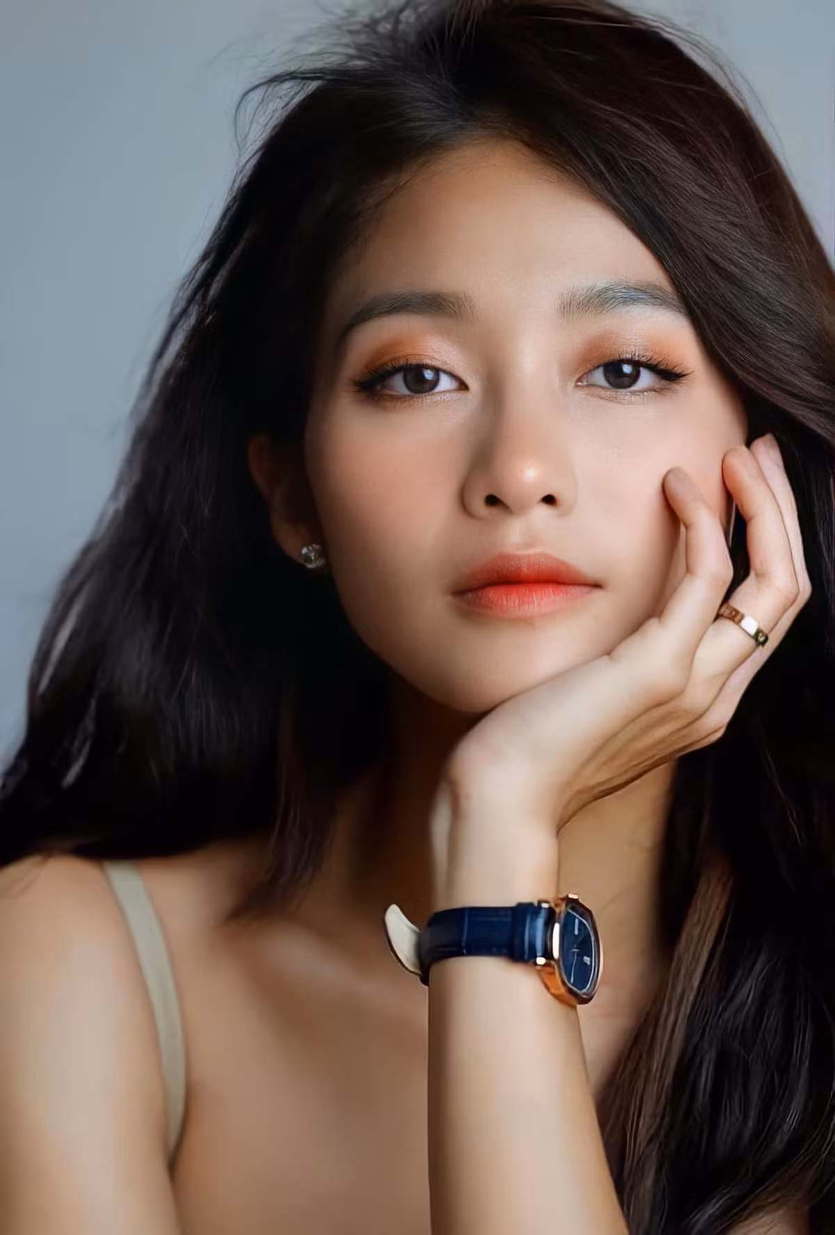 "Người chăm sóc tôi nhiều là anh Sơn, lúc nào cũng nhường tôi và tới cảnh của hai anh em thì để tôi được tự do diễn, sau đó anh sẽ diễn theo tôi. Điều đó làm tôi cảm động. Nó cho thấy anh Sơn rất hiểu và biết tôi hay suy nghĩ nhiều nên luôn ưu tiên tôi", Khả Ngân nói.