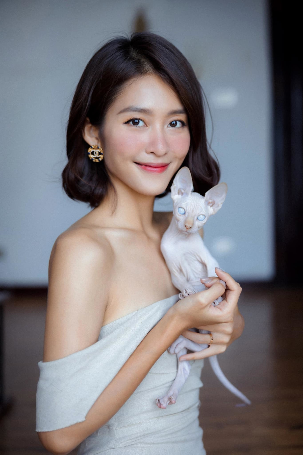 Hiện tại, Khả Ngân chỉ còn khoảng 42 kg. Trong loạt ảnh mới nhất với thú cưng, nữ diễn viên lộ rõ vẻ gầy gò nhưng vẫn gây ấn tượng bởi khuôn mặt xinh đẹp.