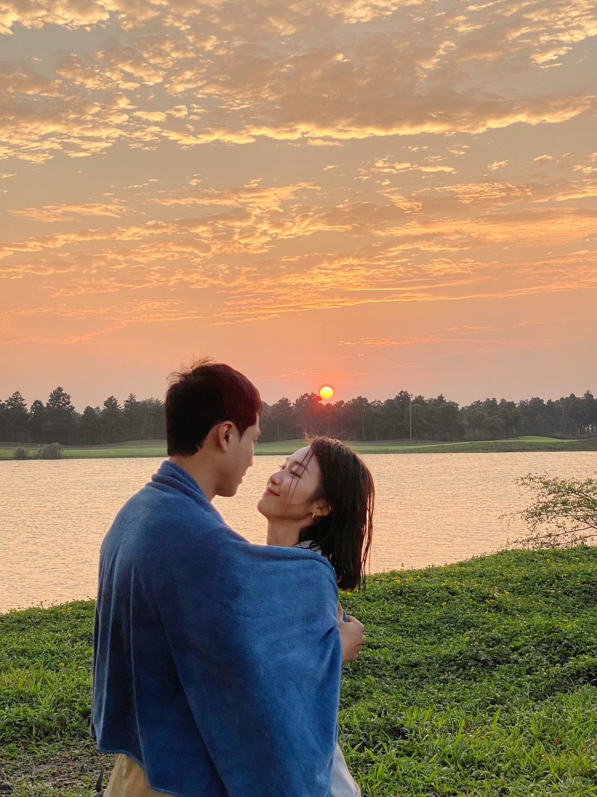 Xuất hiện trên truyền hình hay trên mạng xã hội, hai diễn viên không ngại ngần công khai những hình ảnh vô cùng thân thiết, khiến người hâm mộ phải nhiệt tình "đẩy thuyền".