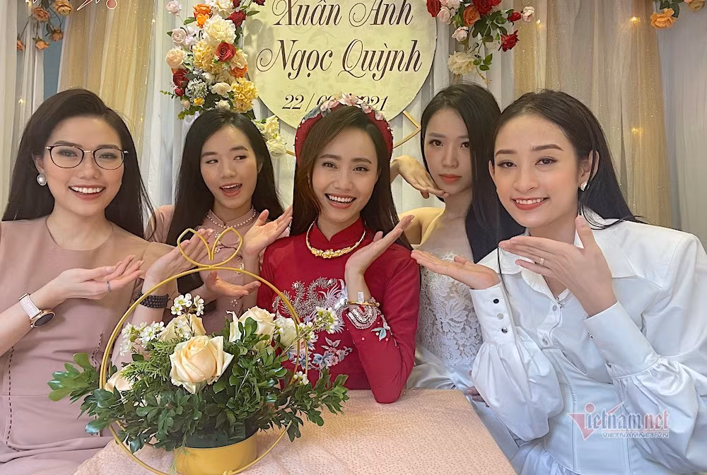 MC Xuan Anh thoi tiet VTV xinh dep trong le an hoi