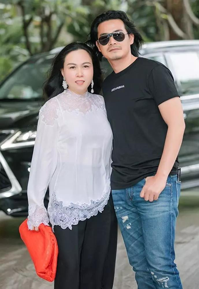 ặp đôi vẫn giữ mối quan hệ tốt đẹp sau chia tay. Giữa tháng 4/2021, Phượng Chanel xác nhận chia tay Quách Ngọc Ngoan sau nhiều năm mặn nồng. Dù không còn chung đường nhưng cả hai vẫn giữ quan hệ bạn bè, cùng chăm sóc con gái. Sau chia tay, Quách Ngọc Ngoan thi thoảng chia sẻ lại hình ảnh kỷ niệm bên tình cũ, chủ yếu tập trung vào công việc nghệ thuật. Anh vẫn giữ nguyên hình xăm Phượng Chanel trên ngực.