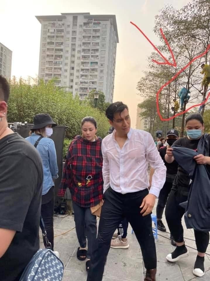 Trên trang cá nhân, Việt Anh đăng ảnh người ướt nhẹp kèm dòng trạng thái hóm hỉnh: Một kinh nghiệm cho thấy khi mưa to tốt nhất đừng dùng ô làm cái gì vì cái kết nó như này đây. Nói chung có như không mà thôi''.