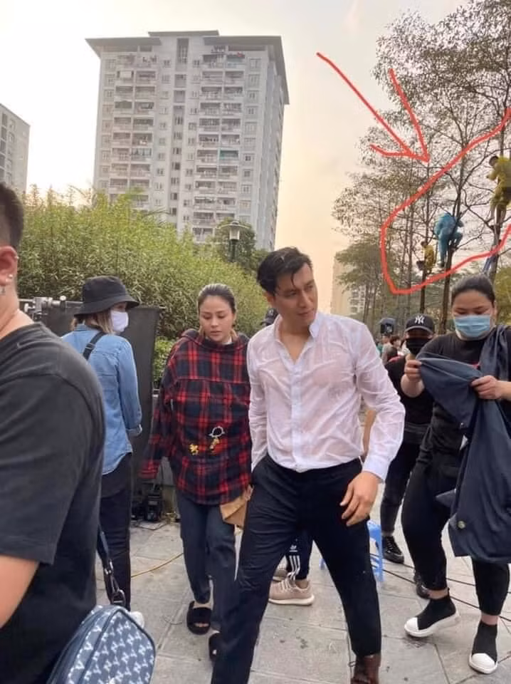 Trên trang cá nhân, Việt Anh đăng ảnh người ướt nhẹp kèm dòng trạng thái hóm hỉnh: Một kinh nghiệm cho thấy khi mưa to tốt nhất đừng dùng ô làm cái gì vì cái kết nó như này đây. Nói chung có như không mà thôi''.