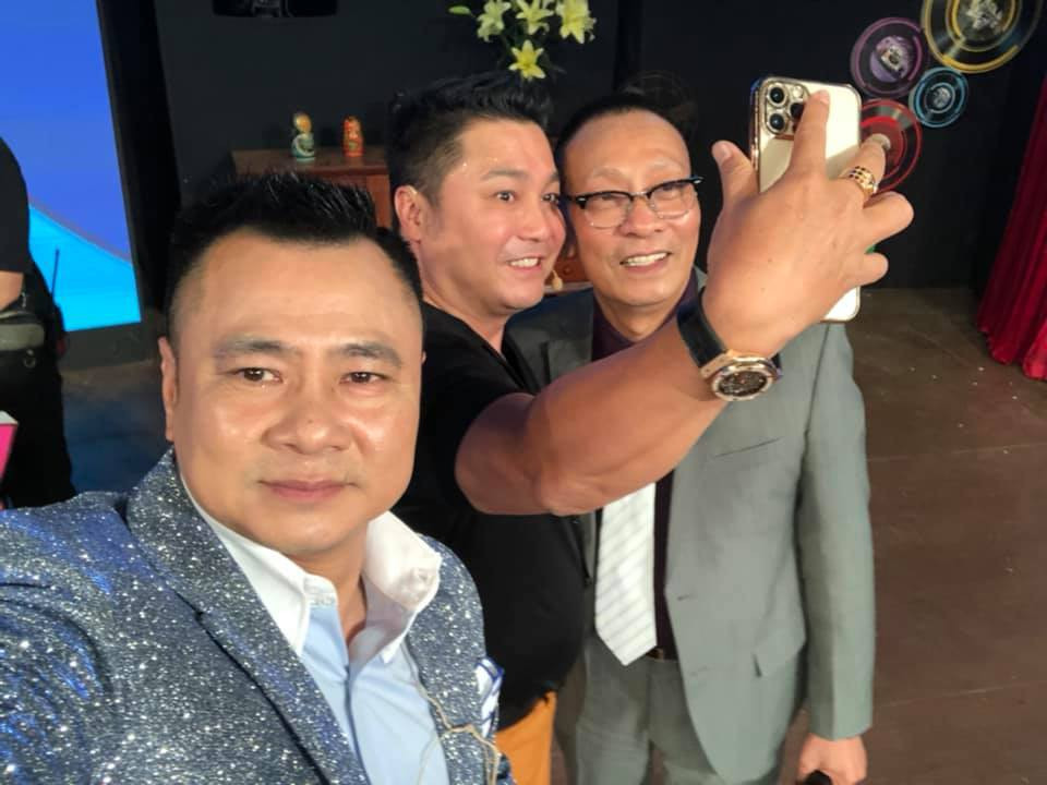  Sao Việt hôm nay 17/3: NSND Tự Long đăng ảnh cùng Lý Hùng và MC Lại Văn Sâm và khoe: ''Chủ Nhật tuần tới chúng ta lại gặp nhau trong Ký ức vui vẻ mới toanh''.