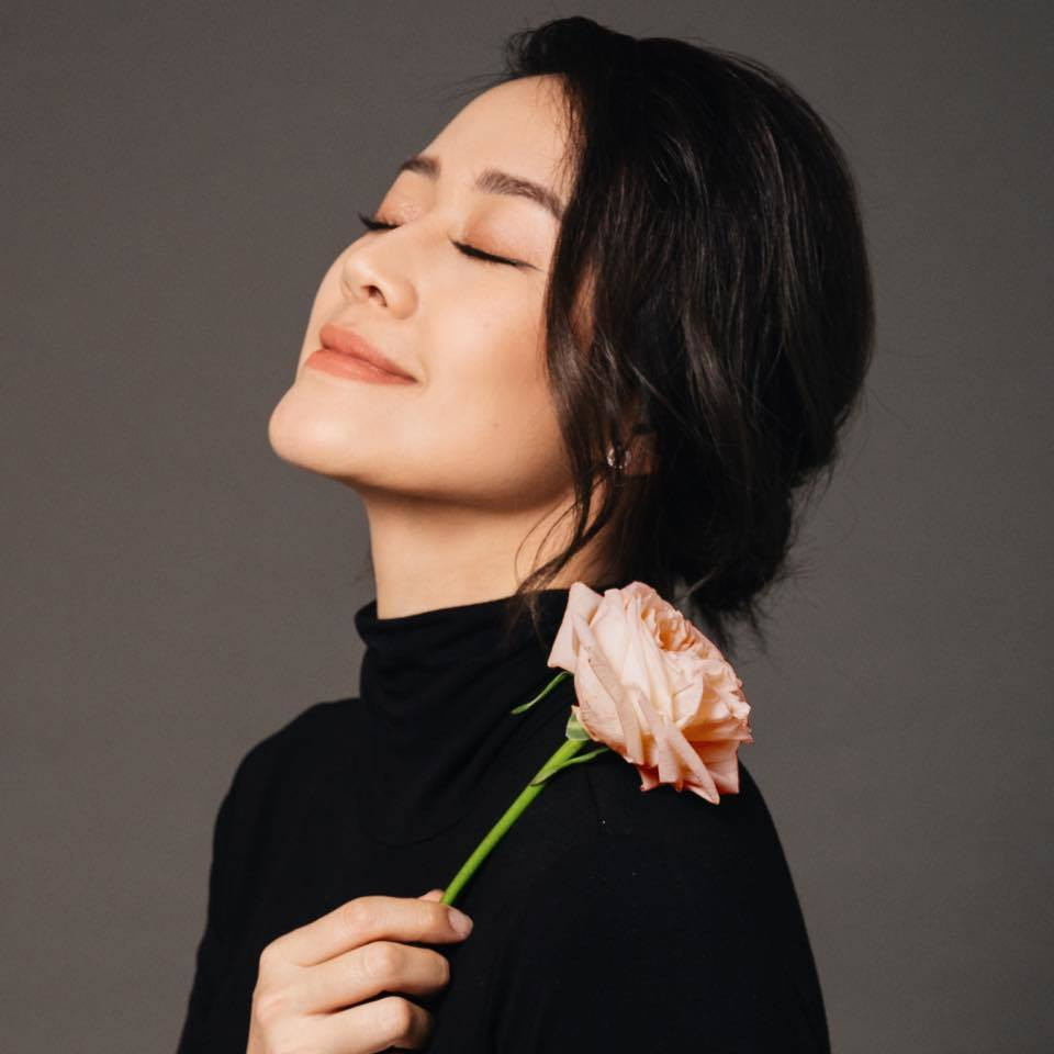 MC Phí Linh khoe góc chụp dịu dàng.