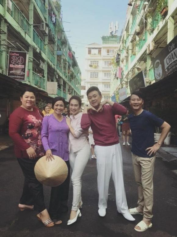 Hoàng Bách nhớ lại kỷ niệm khi đóng chung quảng cáo với đàn anh Chí Tài và một số nghệ sĩ vào 3 năm trước: "Facebook nhắc lại 3 năm trước mấy anh chị em quay quảng cáo cùng nhau. Lúc đấy chưa ai biết Covid là gì và cũng còn đầy đủ mọi gương mặt. Chẳng ai biết trước chuyện ngày mai. Miss you, bro!", Hoàng Bách viết.