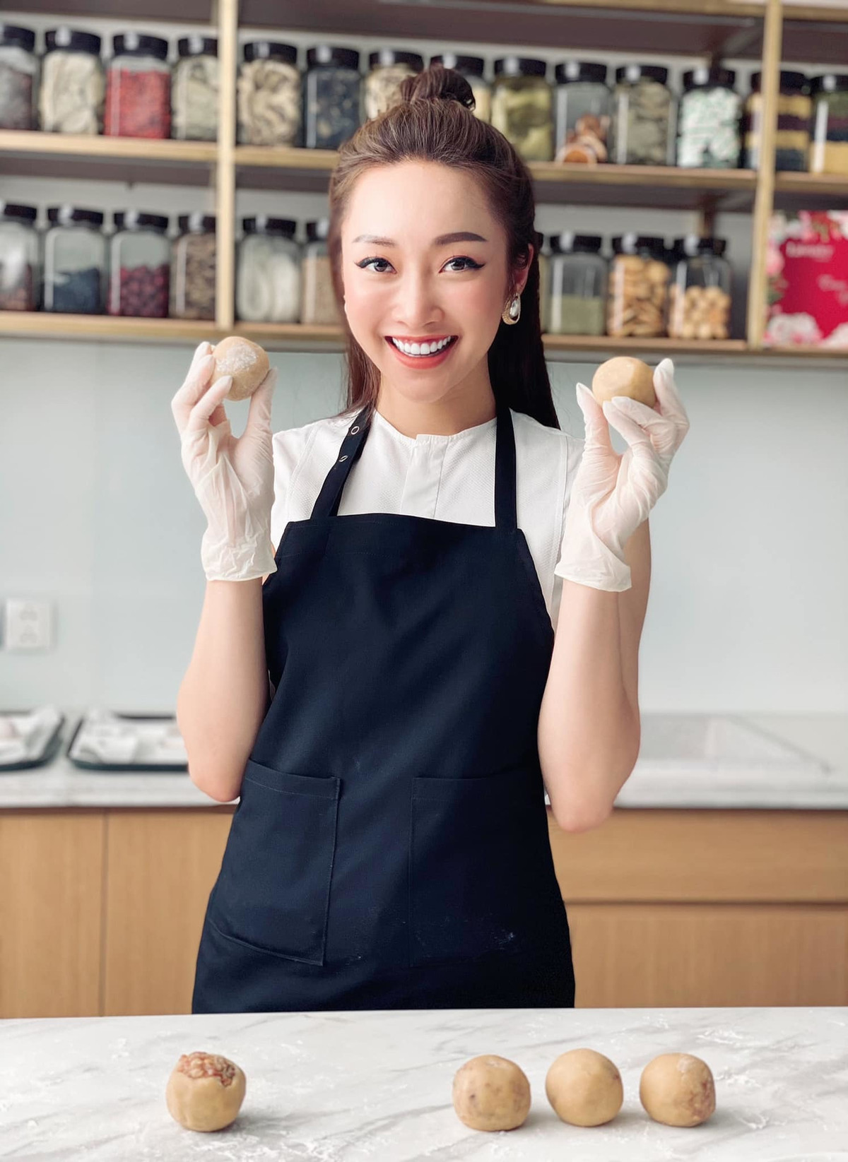 Dù bận rộn nhưng Thuỳ Chang thích tự tay chuẩn bị những món ăn ngon, làm bánh để chiêu đãi bạn bè, người thân các dịp cuối tuần.