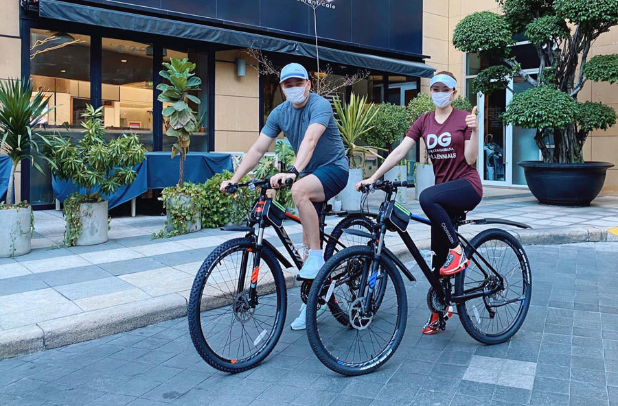 Cô còn kéo bạn trai Chi Bảo đạp xe vào mỗi dịp cuối tuần cùng mình.