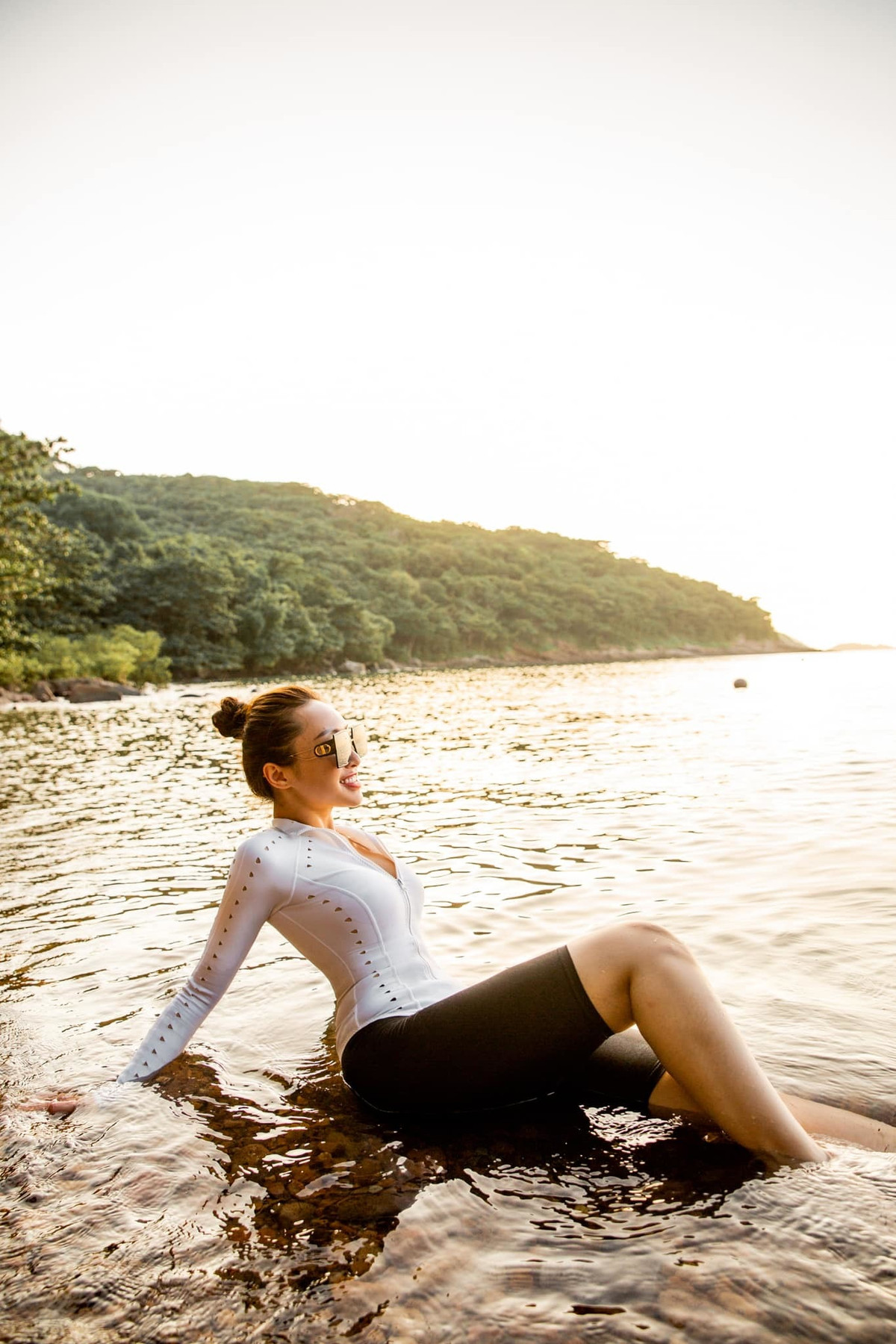 Bơi lội cũng là đam mê của Lý Thuỳ Chang. Người đẹp chia sẻ, dù bận rộn tới đâu thì sau một tuần làm việc mệt nhoài vẫn phải tập luyện để tăng sức dẻo dai.