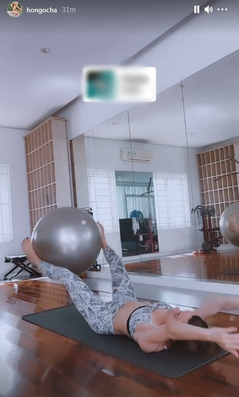 ộng tác yoga với bóng cũng được cô kết hợp nhuần nhuyễn.