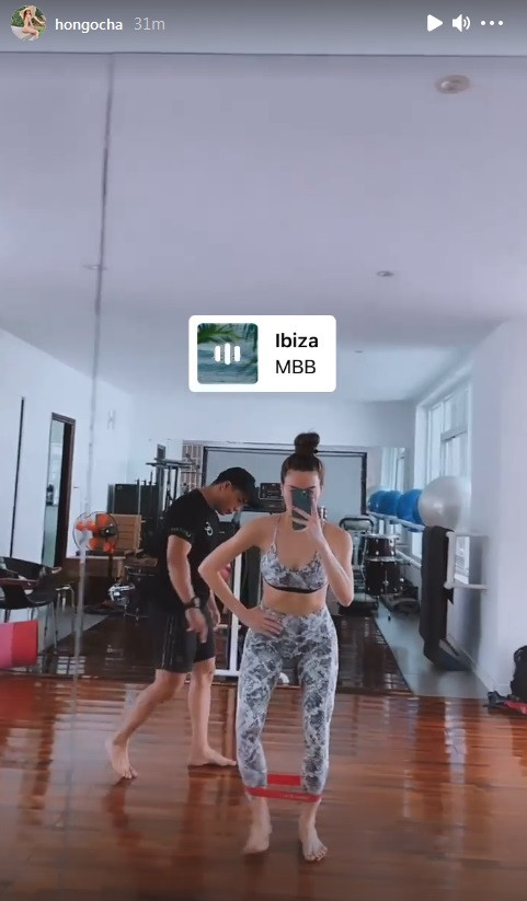 à xã Kim Lý thực hiện bài tập với dây kháng lực.