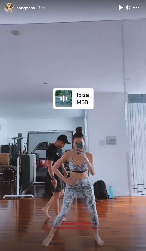 hông chỉ eo thon và toàn bộ body của nữ ca sĩ cũng vô cùng khỏe khoắn, săn chắc, vòng nào ra vòng nấy. 